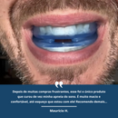 Pessoa usando um protetor bucal azul entre as arcadas